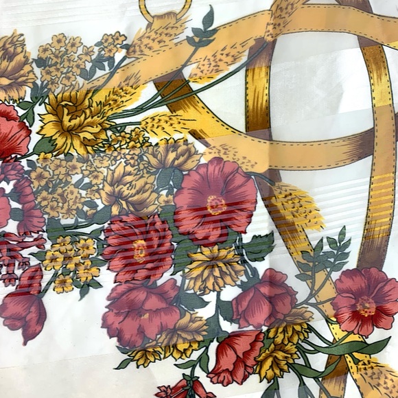 Lovely scarf with a hat and golden ribbons and a bouquet of flowers - Picture 6 of 10